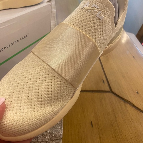 APL men’s Techloom Bliss cream athletic Sneakers NEW size 9.5 with box - Picture 6 of 12